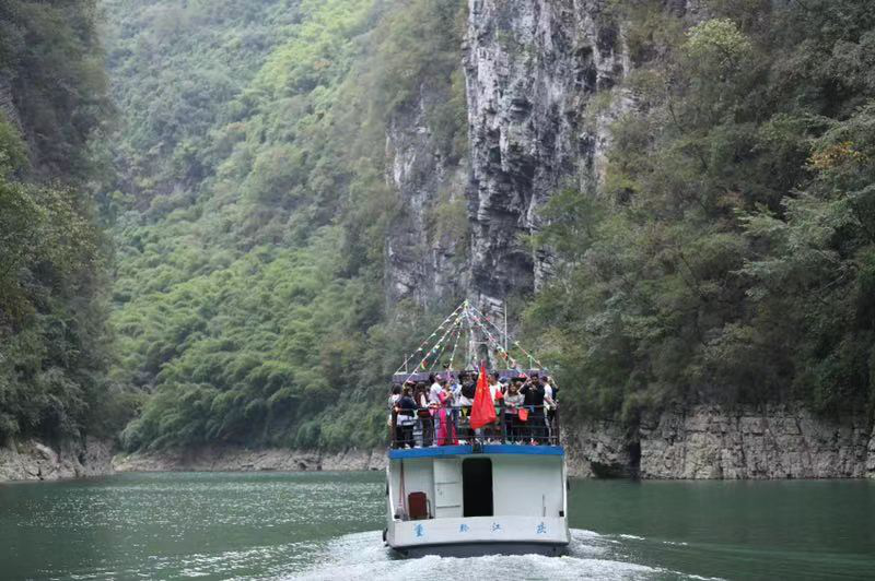 进一步传播濯水旅游                    生走进黔江,带动神龟峡景区