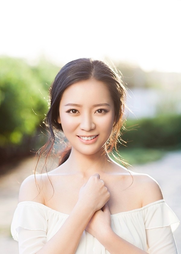 王艺夏日清新写真长发飘逸笑容甜美