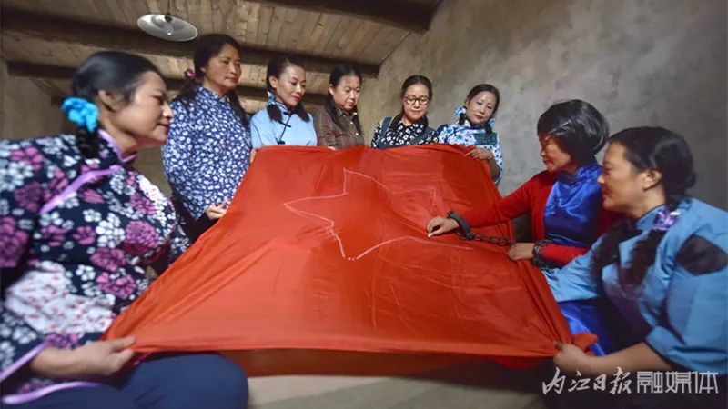 一首经典红歌《绣红旗》飞过围墙 在空中久久回荡 内江市民自发拍摄的