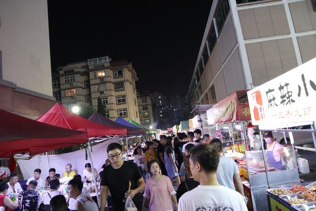 青岛一共有三个大的夜市,台东夜市,李沧夜市,再就是城阳的吕家庄夜市.