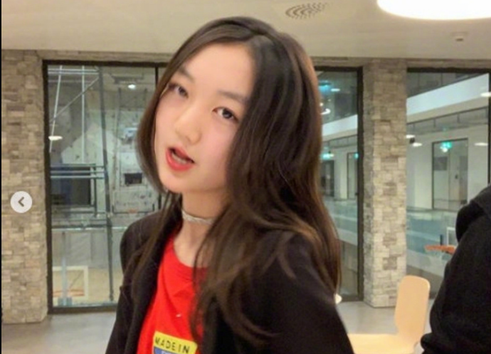 有种"整容式长大"叫李嫣"浓妆"亮相学校晚会:御姐范十足!