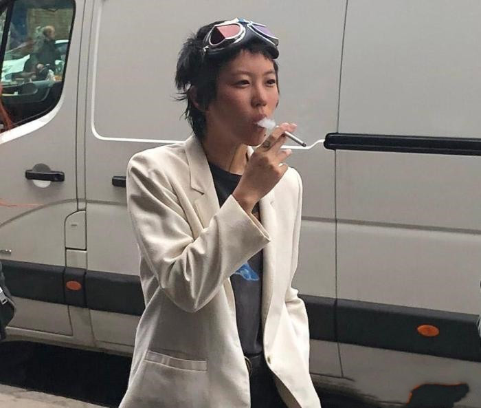 王菲女儿当街抽烟照片被拍下,她上前查看与拍摄者说说笑笑