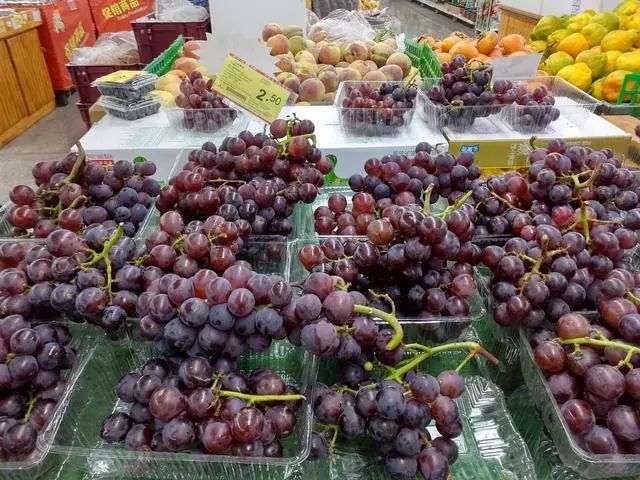 超市的巨峰葡萄都卖到2块5一斤了,为何农民卖水果越来