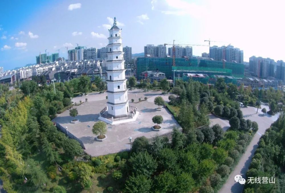 始建于清道光年间的回龙塔(俗称白塔)是营山的标志性建筑之一,由此