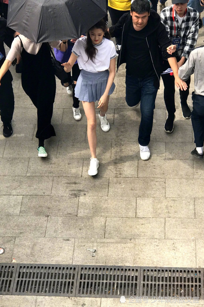 这组照片是在高处俯视拍摄的,但是当关晓彤迈开腿的时候,还是被这双大