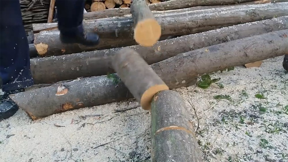 老外发明"锯木头神器",不用担心木屑乱飞,成本200元