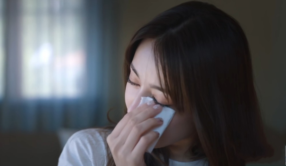 热巴带妆哭泣,看清她纸巾擦泪的方式,果然是女明星!