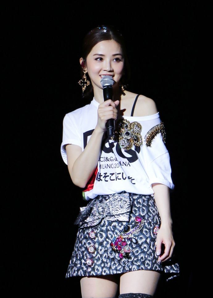 蔡卓妍短裙长靴亮相演唱会,网友:阿sa这是要胖成气球了