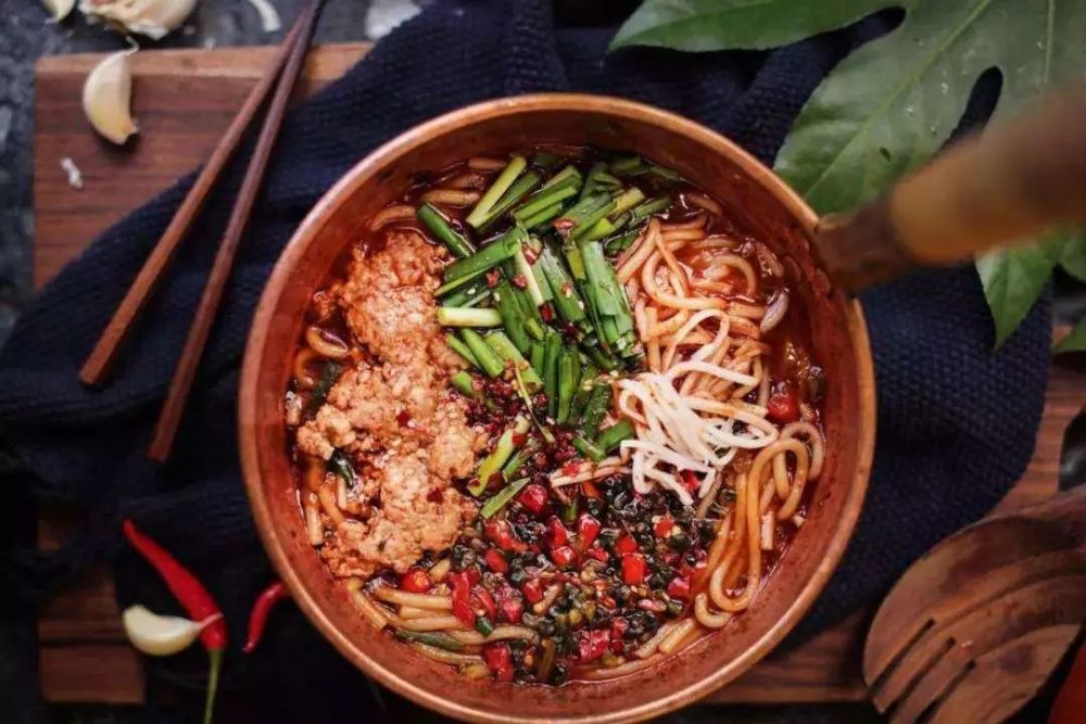 小锅米线是昆明最具代表性的美食名片,昆明人爱吃小锅米线胜过过桥