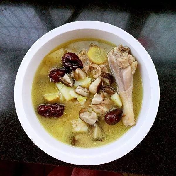 《今日晚饭》天凉喝点汤吧,香菇红枣鸡汤