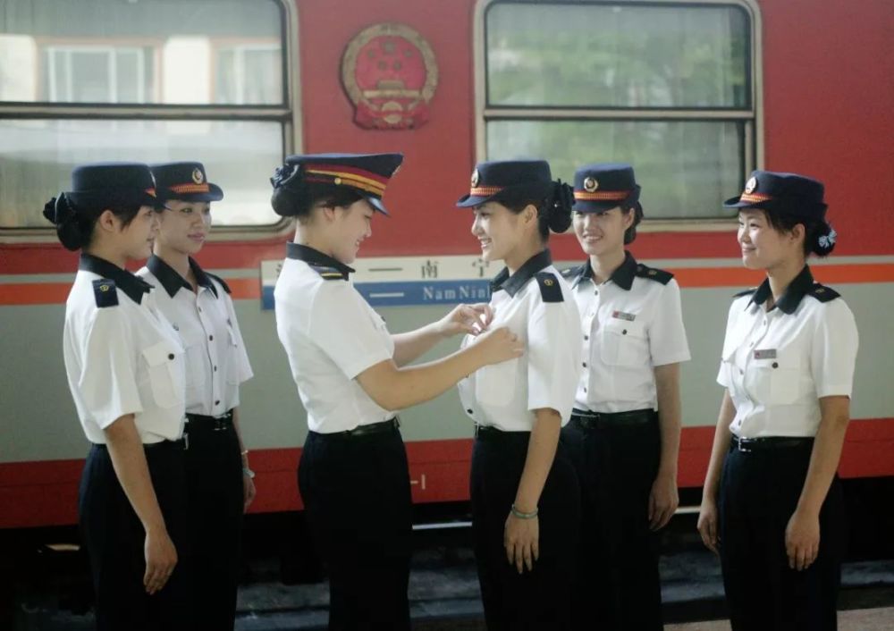 2008年,身着铁路制服的姑娘们,英姿飒爽.