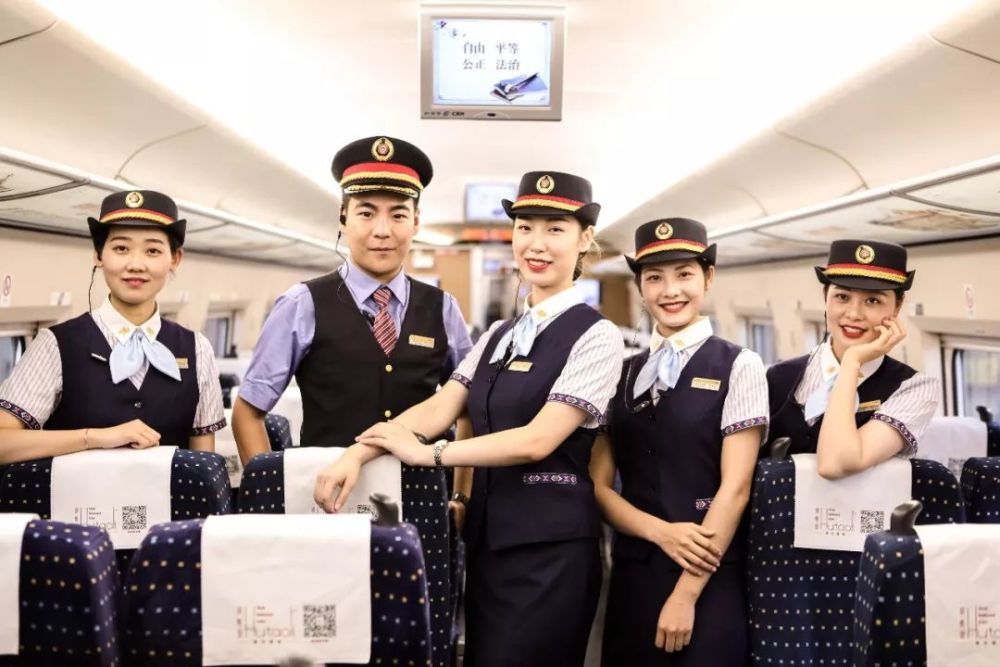 2019年9月22日起,广西进京列车乘务员换上新装.