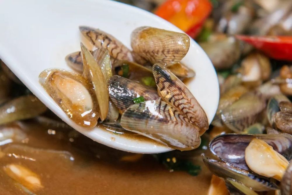 薄壳,是一种壳极薄,味极鲜的贝类海鲜,学名叫寻氏肌蛤,是潮汕人迷恋的