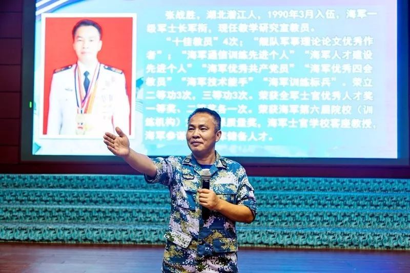 一级军士长张战胜正在授课