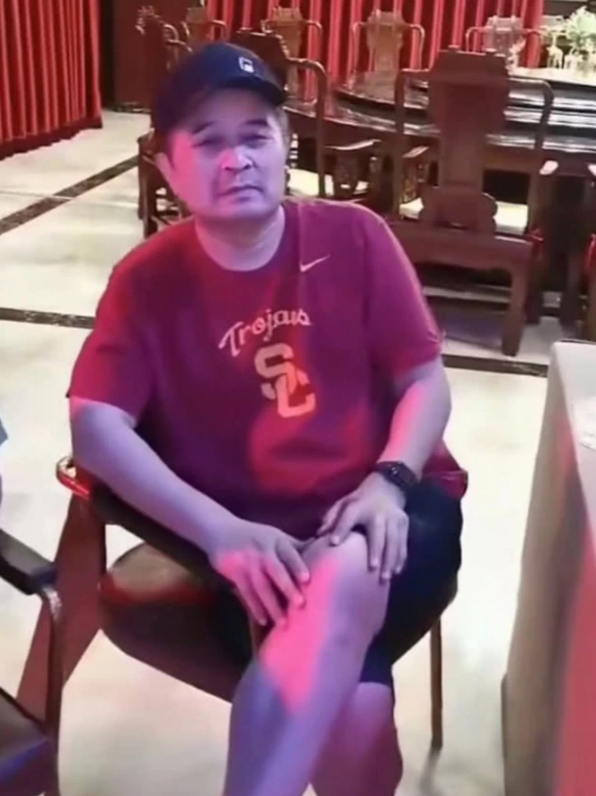 毕福剑现身饭局表情呆滞,紧闭窗帘保护隐私,不敢喝酒