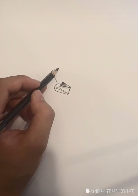 美术生扬言一笔倒画动漫,朋友们坐等翻车,看到成品默默点赞