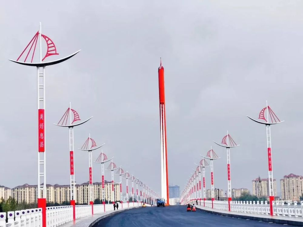 在渡淮大桥上,一座座灯杆笔直挺立,新铺设的桥面宽阔整洁,"渡淮大桥"