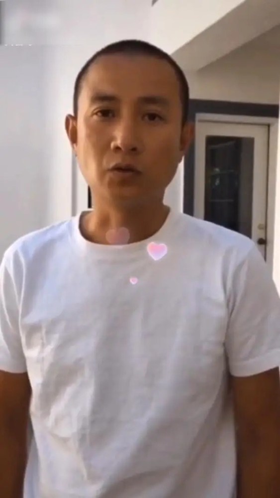 文章近照含胸驼背双眼无神,怎么憔悴成了这样
