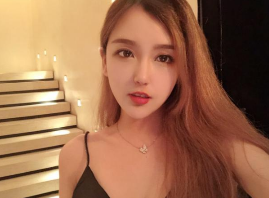 lpl女解说rita直播秀身材,姿态查房:很有料,但不是我的菜