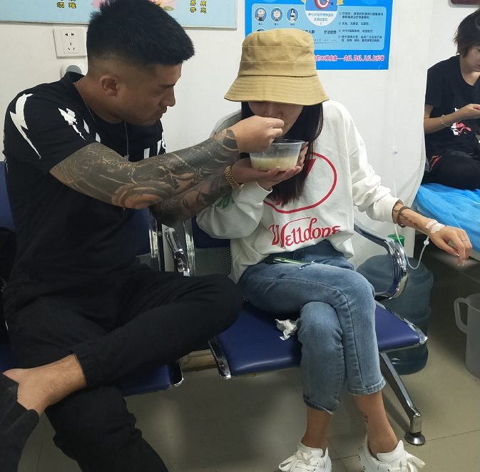 小仙女扛旗结束深夜直播与粉丝说再见粉丝快回家与仙洋生孩子吧