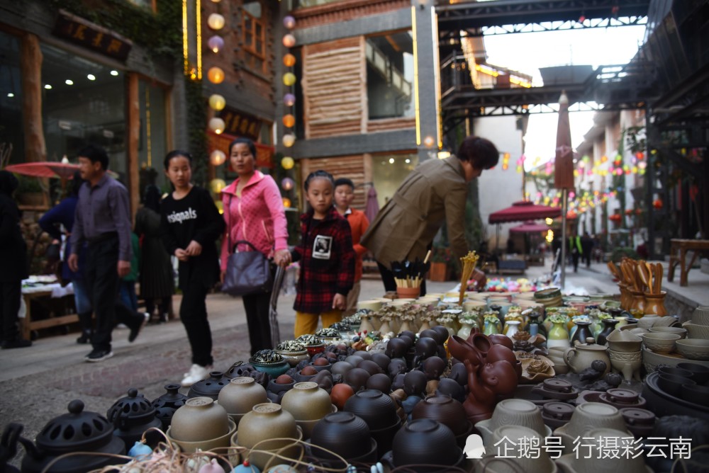 建水紫陶一条街已成为网红景点