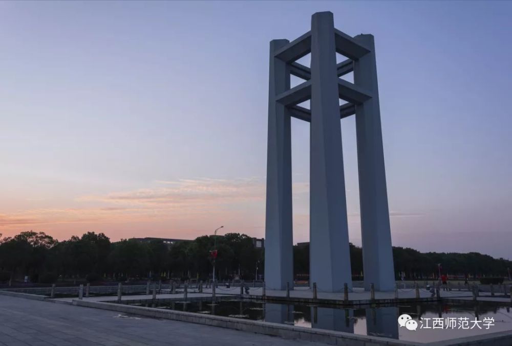 我们看到了青春 在江西师范大学 静湖风光旖旎 心旷神怡 偌大的正大