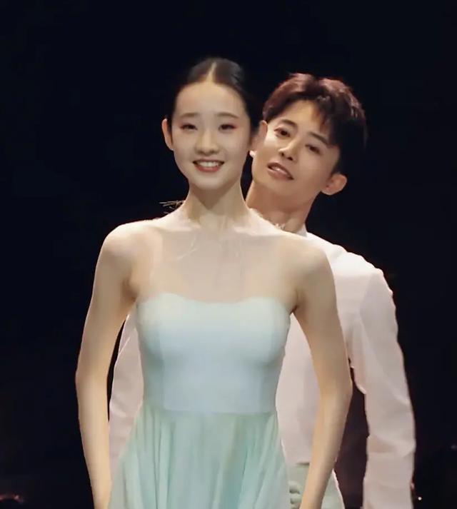 19岁的芭蕾舞小仙女张艺凡美得像精灵,满足了我对芭蕾