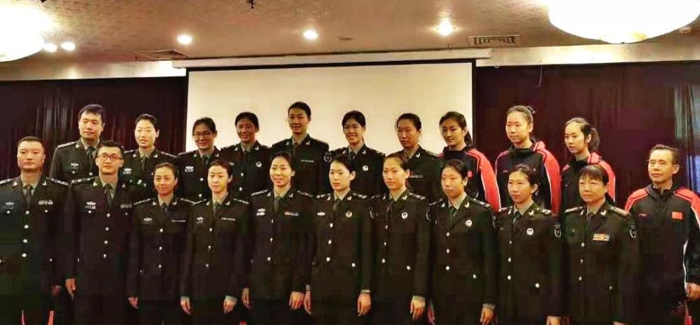 八一女排集结拍军装照军官袁心玥英姿飒爽新兵李盈莹笑容灿烂