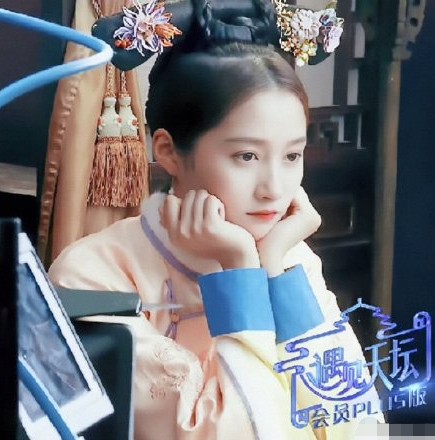 关晓彤清宫造型太惊艳,扭头的瞬间竟然撞脸年轻时的杨幂,网友:这颜值