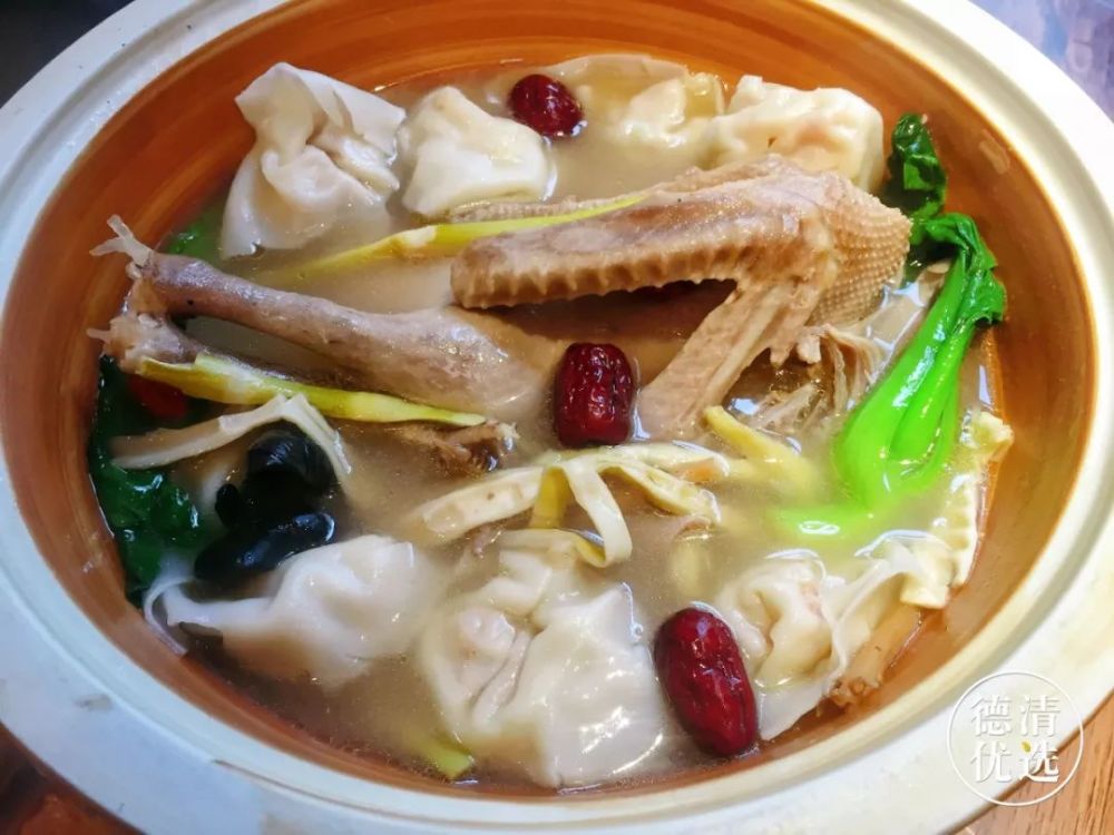 的精华全在汤里 赶紧喝两碗 这满满一盆 里面不仅有鸭 还有8个大馄饨