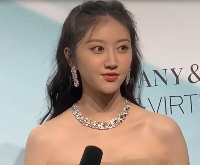 换个发型的景甜脸胖了一圈,卧蚕变大眼袋,网友:你还我的仙女!
