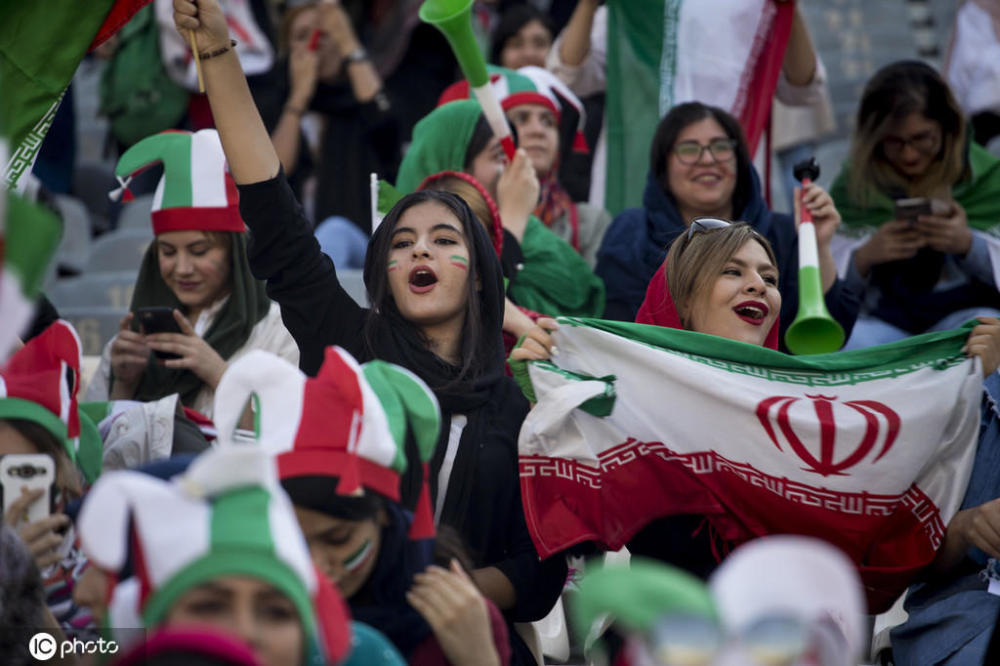 伊朗女球迷花40年闯入"禁区,10万人地狱球场一半属于她们