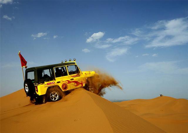 沙漠越野,乘坐越野车在沙海中冲刺,穿越壮美的沙丘,感受满目黄沙,晚霞