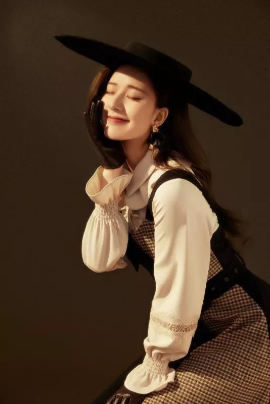 一组赵露思大气复古的唯美写真照,优雅靓丽,尽显魅力女人味