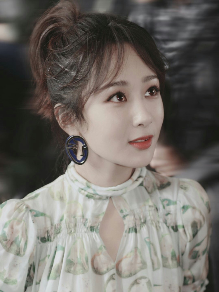 杨紫随身带梳子?印花衬衫搭配马尾辫,刘海太抢镜