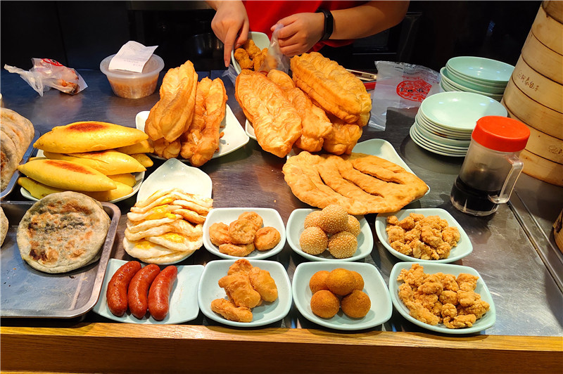实拍,北京一家兴旺的早餐店,品种搭配的技巧是什么