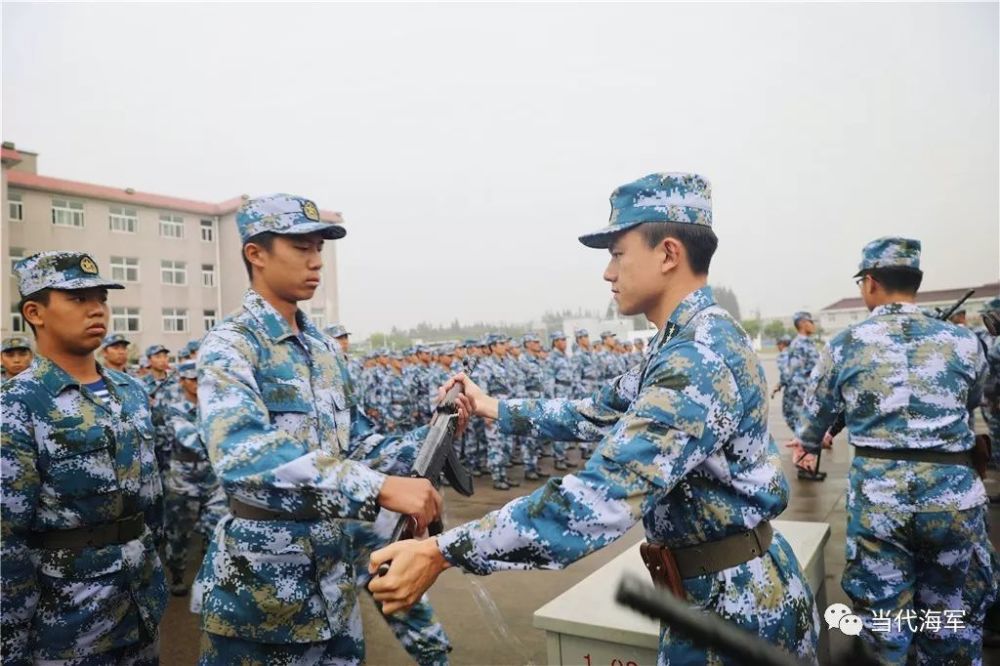 ——授枪仪式 南部战区海军某训练基地 组织新兵实战化训练授枪仪式