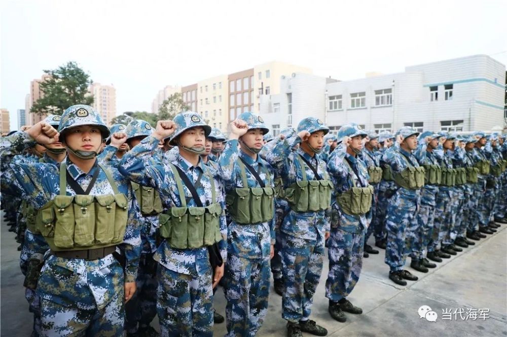 枪 新兵们接过了 象征军人"第二生命"的钢枪 海军勤务学院某训练基地