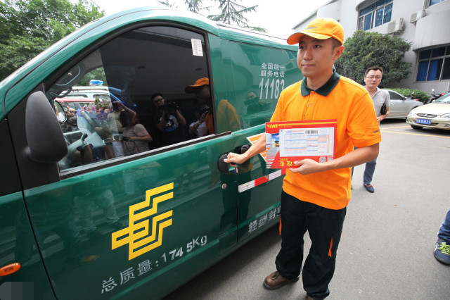 邮政快递员缴纳五险一金为何仍难招人答案让人意想不到