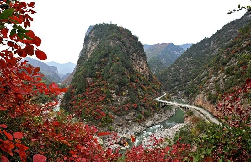 余家湾大桥的建成,彻底结束了白龙江上渡河难的历史.