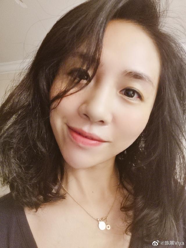 退役后变超美!29岁排球女神晒自拍照,网友:神似汤唯风情万种