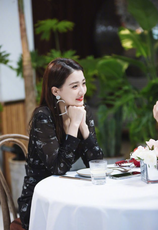 甄嬛妹"徐璐"霸气了,4套造型浓妆惊艳,展现不一样的