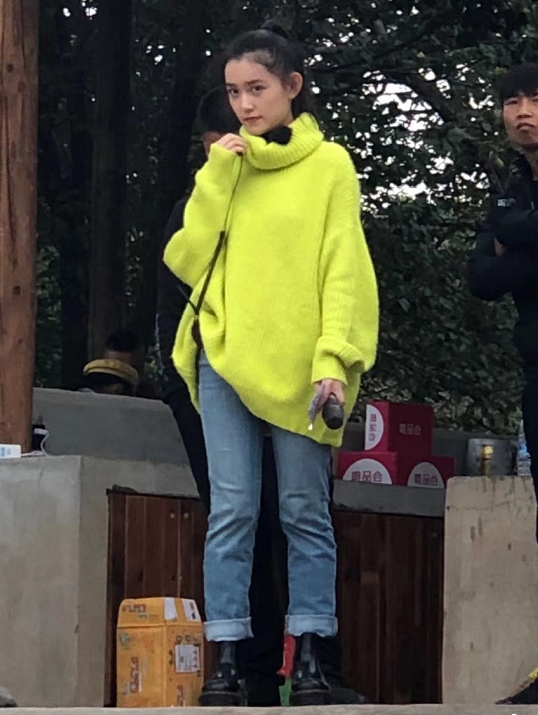 都说蒋依依是"清纯脸"?看到她生图全身照,初恋女神该