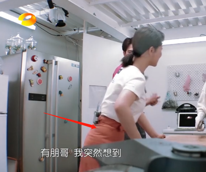 有一种胖叫杨紫裙子颜色,看到她弯腰瞬间,赘肉都让人傻傻分不清
