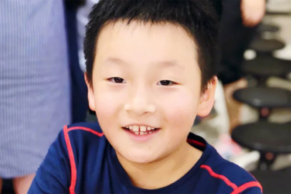 也长高了,而且现在的他也已经升级为了两个弟弟的哥哥,除了邹明皓之外