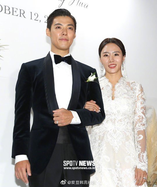 艺人康男与李相花结婚照曝光黄光熙等艺人出席婚礼送祝福