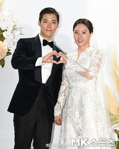 艺人康男与李相花结婚照曝光,黄光熙等艺人出席婚礼送祝福