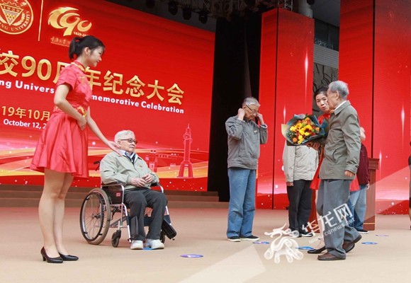 在重庆大学建校90周年纪念大会上,95岁的丁传培(右