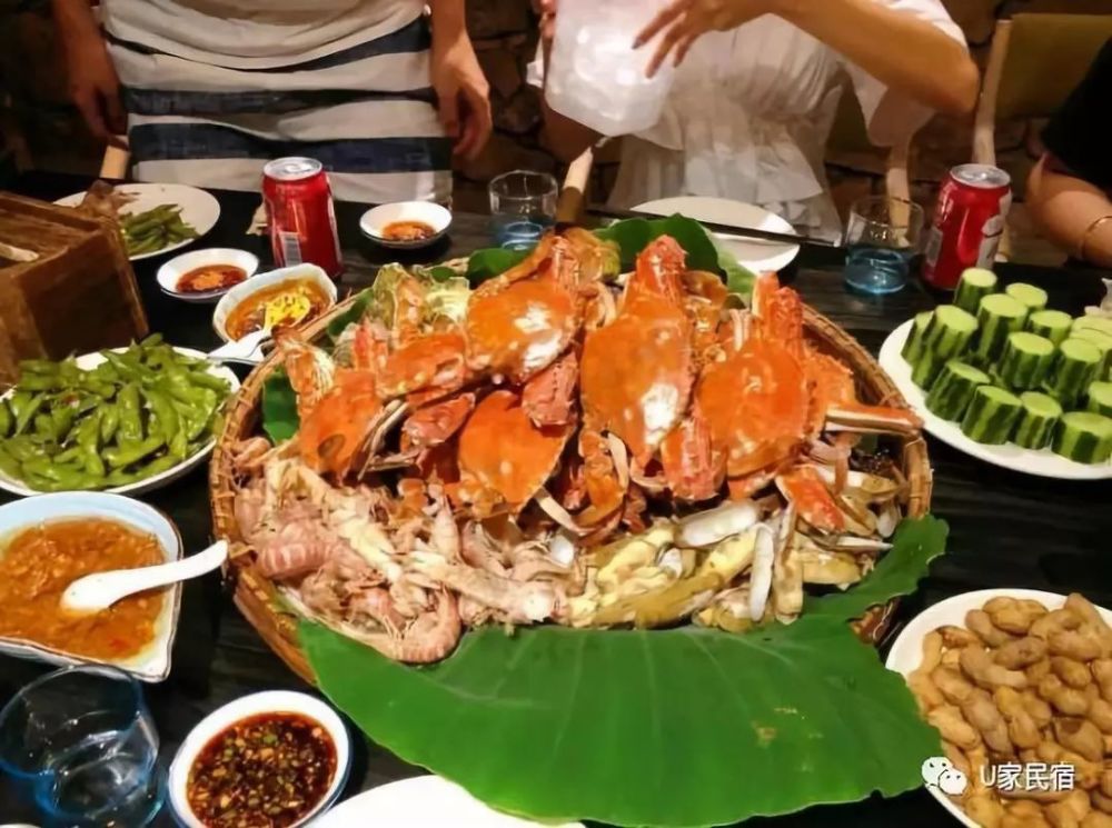 赴约橘子味的夏日旅行,踩海吃海鲜大餐,沙滩篝火烟火如童话