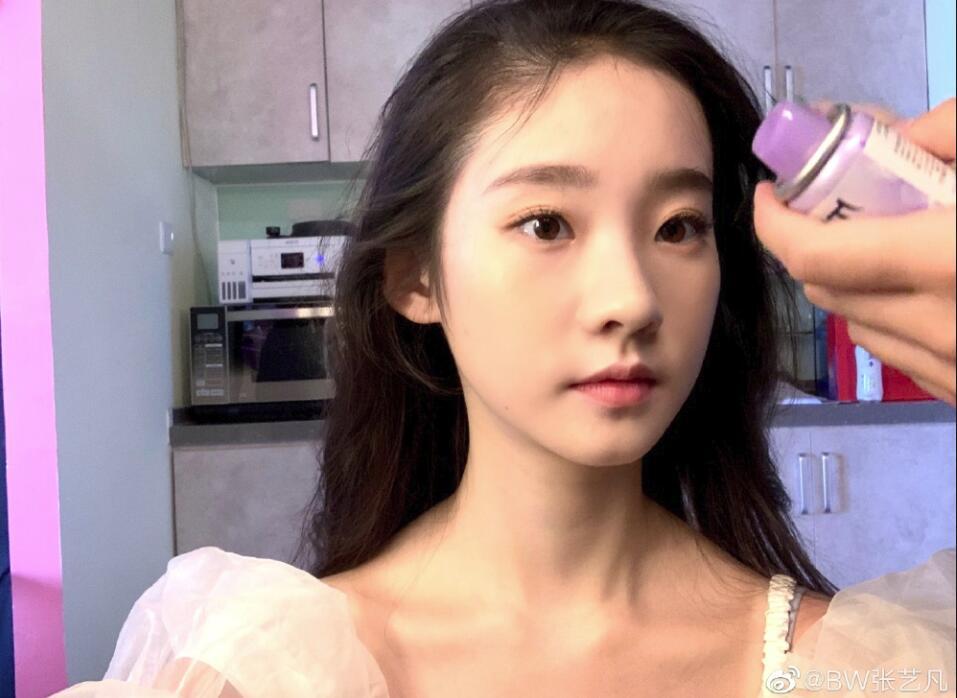 时代峰峻签约19岁女艺人,首部作品就与师兄"易烊千玺"